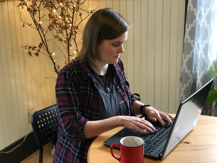 À l'aube des géants, Joelle Rivard, Joelle Rivard auteure, Joelle Rivard écrivaine, auteure québécoise, recueil de nouvelles, auteur du bas-saint-laurent, auteur témiscouata, culture témiscouata, vie d'auteure