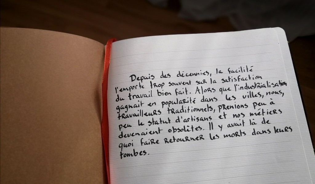 Photo d'un carnet avec du texte manuscrit
