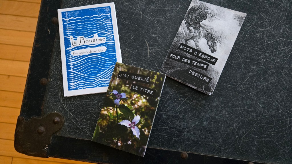Photo de trois mini-zines intitulés La Banshee, J'ai oublié le titre et Mots d'espoirs pour des temps obscurs