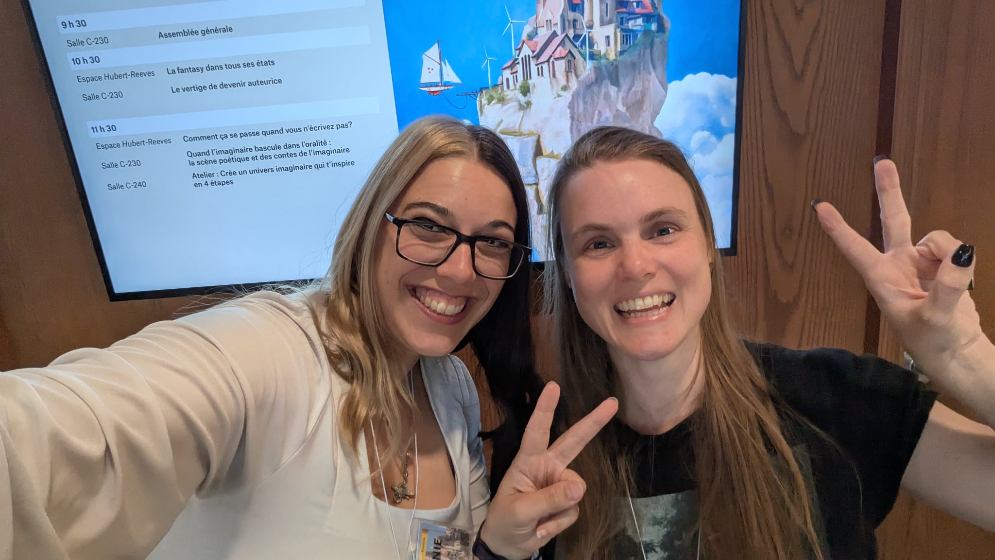 Stéphanie Sylvain et Joe Rivard prennent la pose devant l'affiche du congrès Boréal