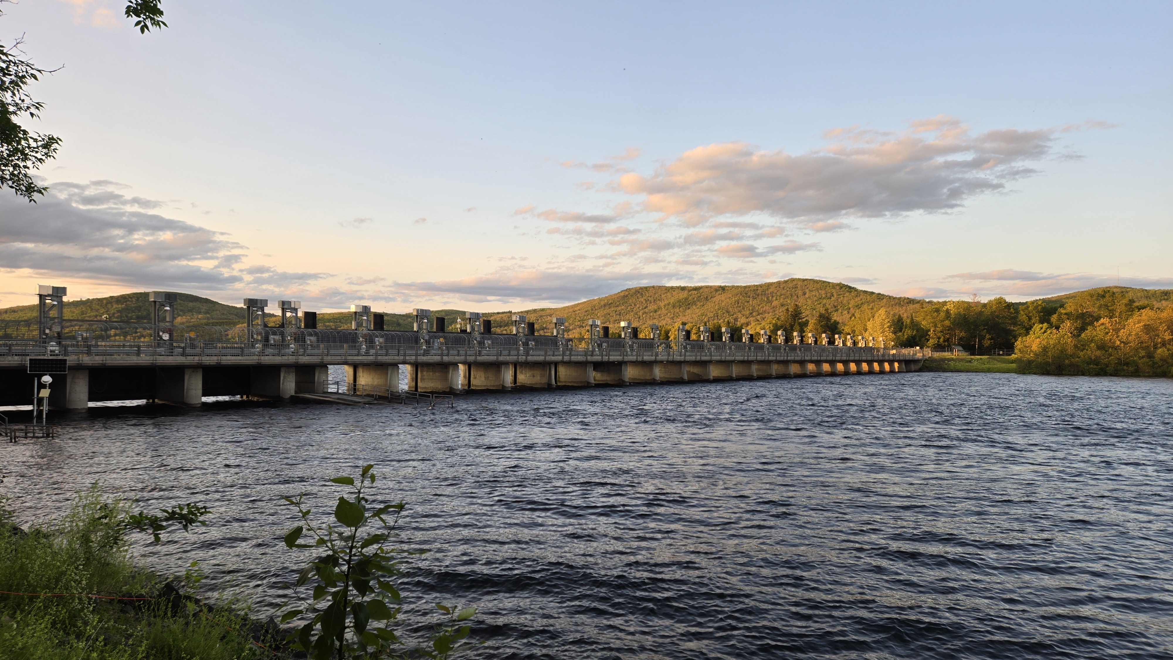 Vue sur l'embouchure de la rivière Madawaska et son barrage avec toutes les vannes ouvertes à cause du niveau d'eau élévé.