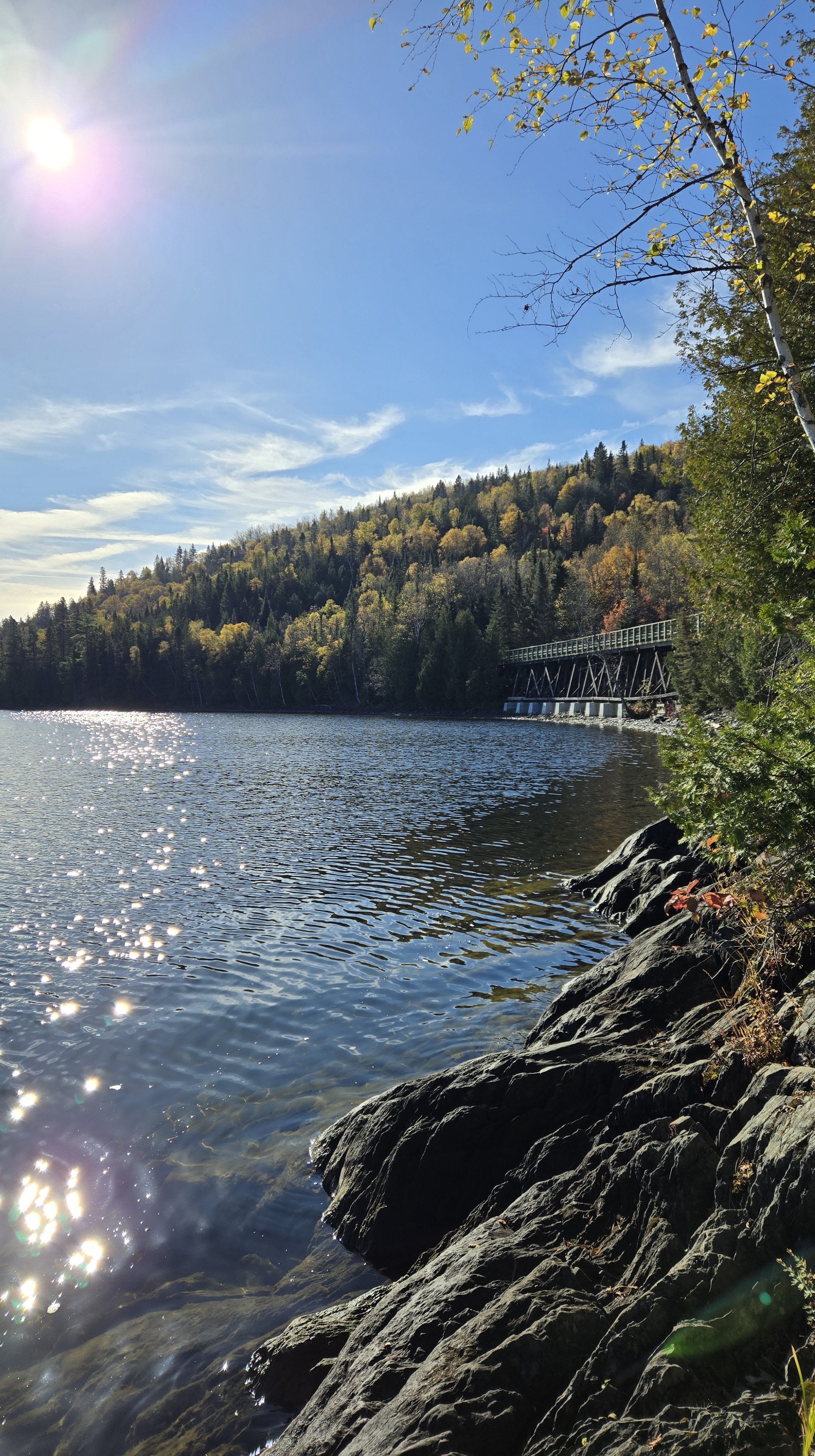 Pointe rocheuse qui abrite une petite anse avec une trestle au fond