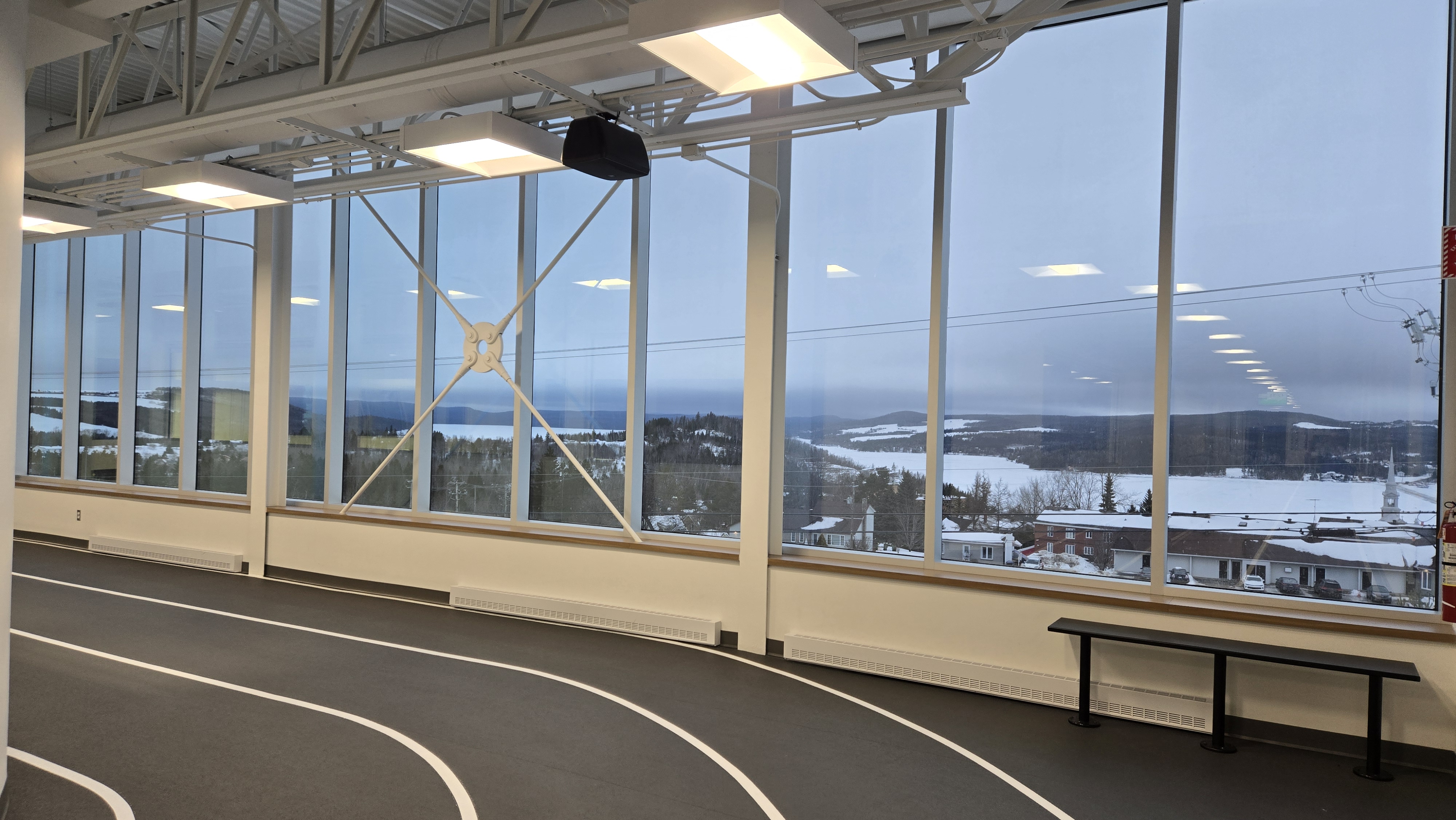 Piste de course intérieure avec vue sur le lac Témiscouata