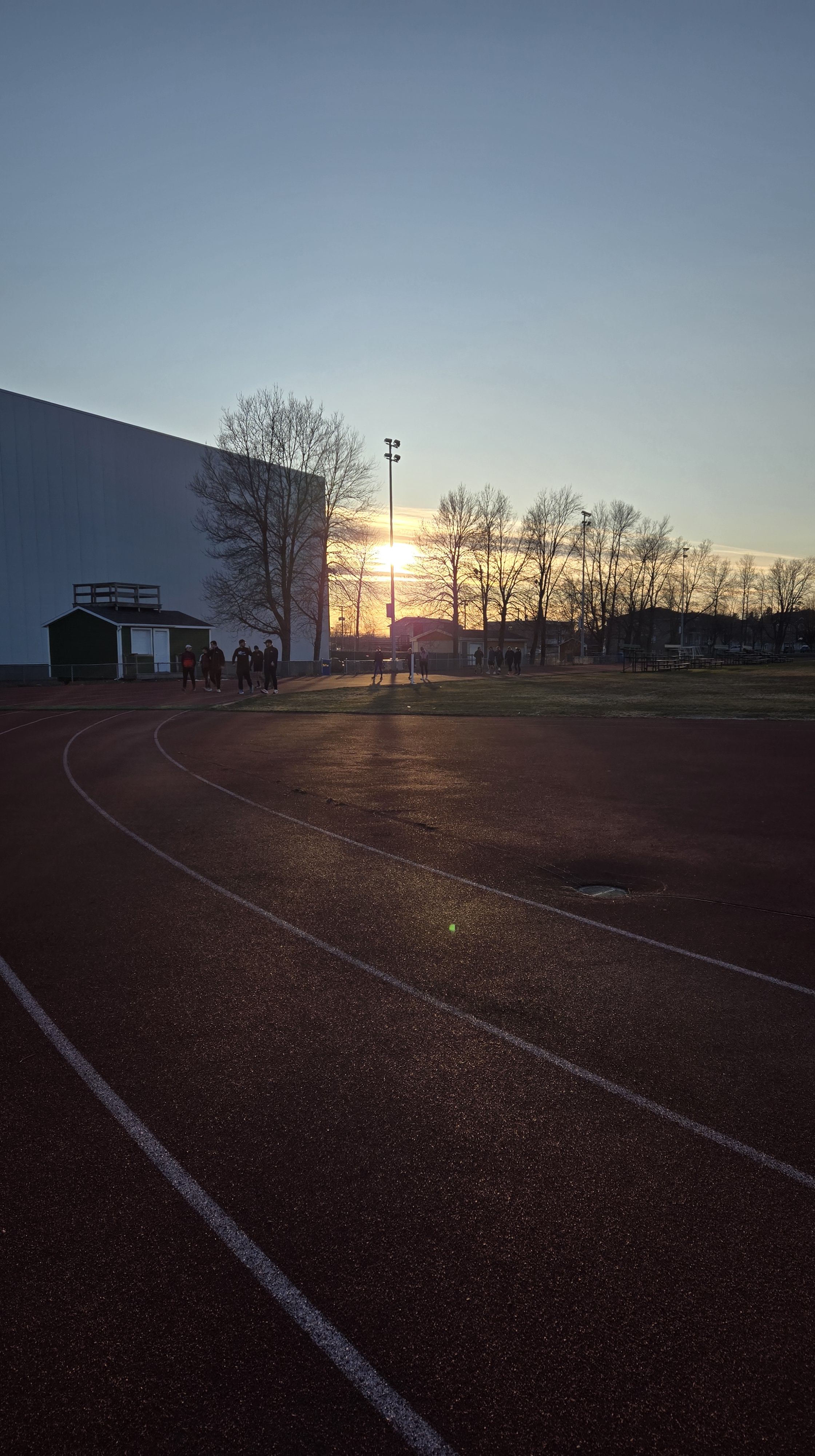 Coucher de soleil sur une piste d'athlétisme