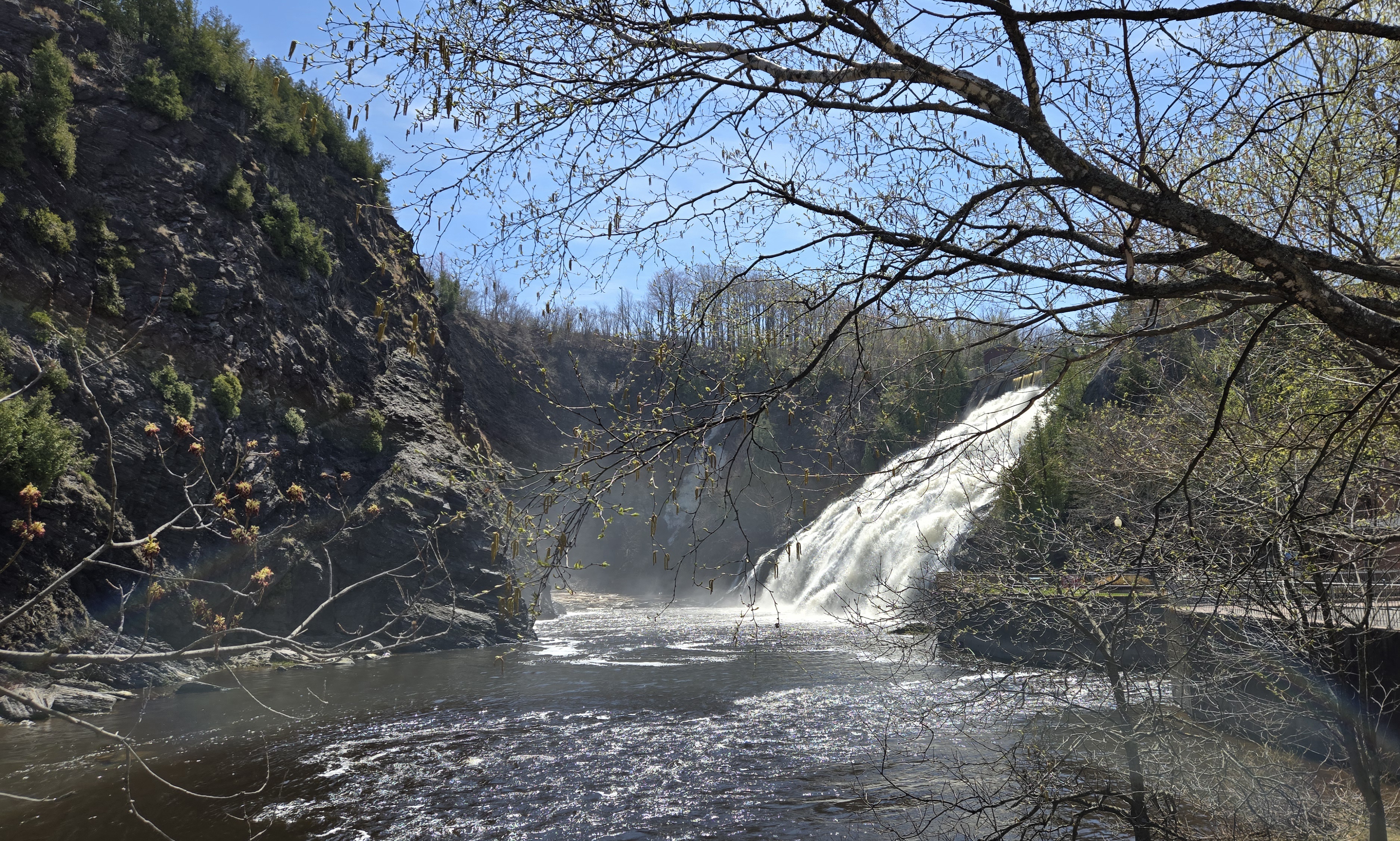 Grande chute entourée de falaises