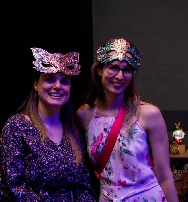 Joe et Sandrine portant robes fleuries et masques à paillettes