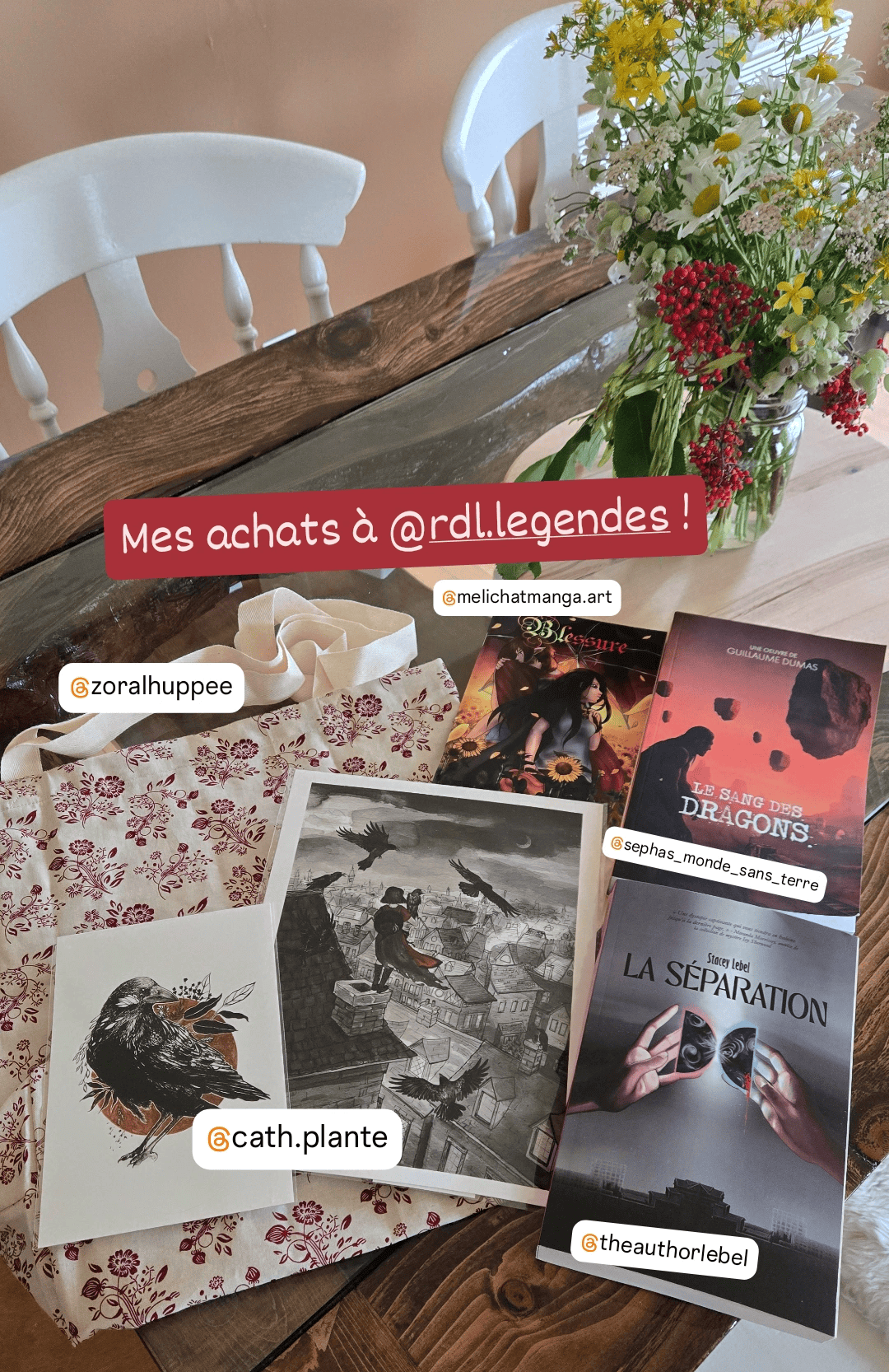 Un sac fourre-tout créé par Mavix, 2 prints illustrant des corbeaux par Cath Plante, le manga Blessure de Mélichat, le roman Le Sang des dragon de Guillaume Dumas et le roman La Séparation de Stacey Lebel