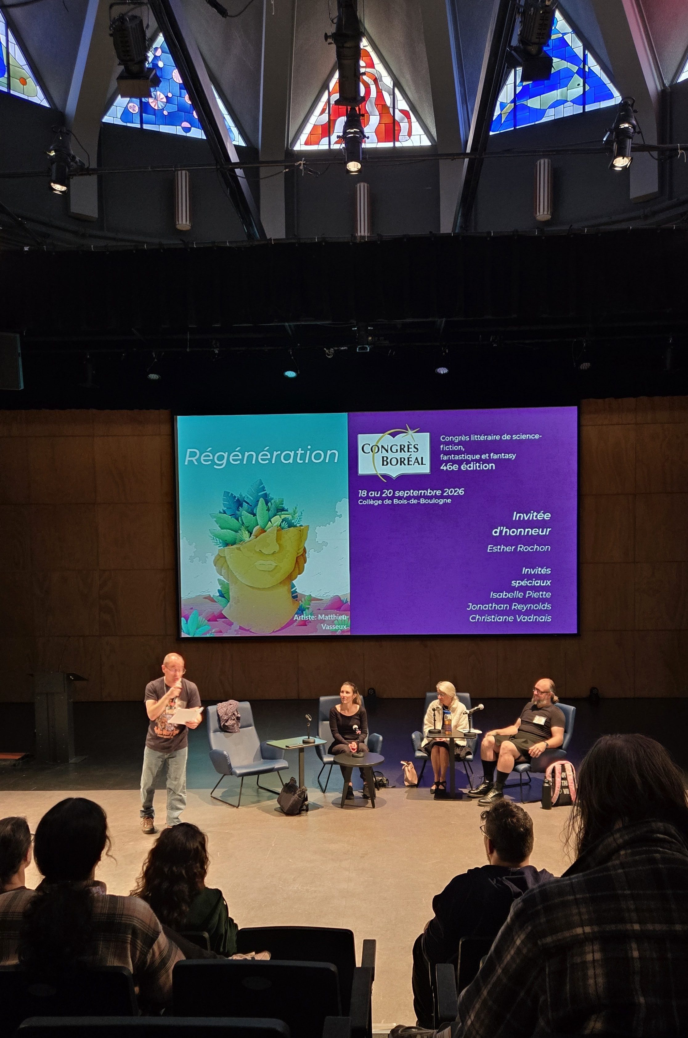 Jonathan Reynolds anime une table ronde entouré de Fanie Demeule, Martine Desjardins et Carl Rocheleau dans l'auditorium du collège Bois-de-Boulogne. En arrière-plan, un écran diffuse l'affiche du congrès Boréal avec la thématique qui est Régénération
